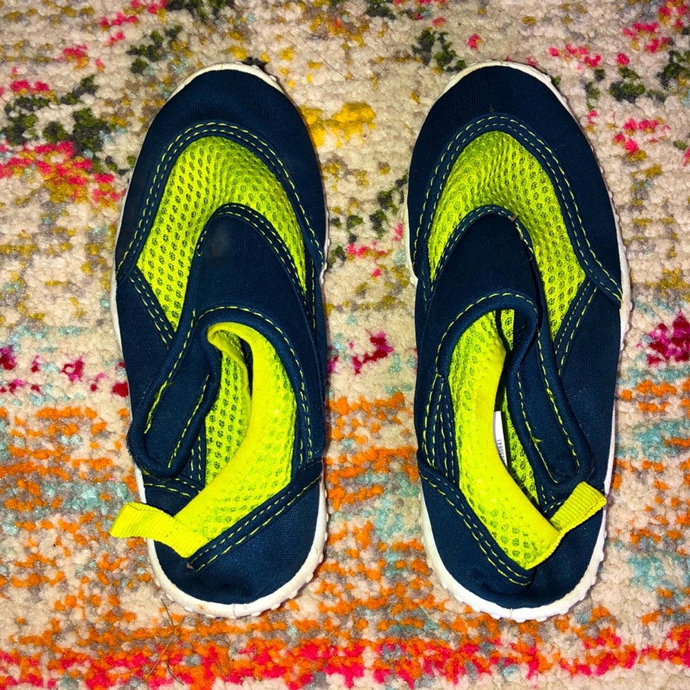 🧜🏼‍♀️3 for $15 item!🧜🏼‍♀️ water shoes